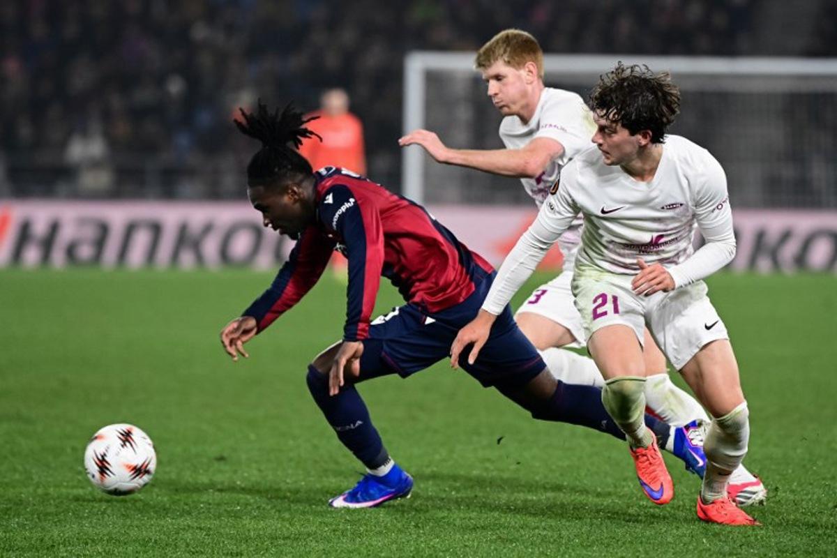 Bologna's English forward #11 Jonathan Rowe (L) fights for the ball with Brann Bergen's Belgian defender #21 Denzel De Roeve (R) and Brann Bergen's Norwegian defender #23 Thore Baardsen Pedersen (C)  during the UEFA Europa League knock-out round second leg football match between Bologna and Brann at the Renato Dall'Ara stadium in Bologna, on February 26, 2026.  Piero CRUCIATTI / AFP