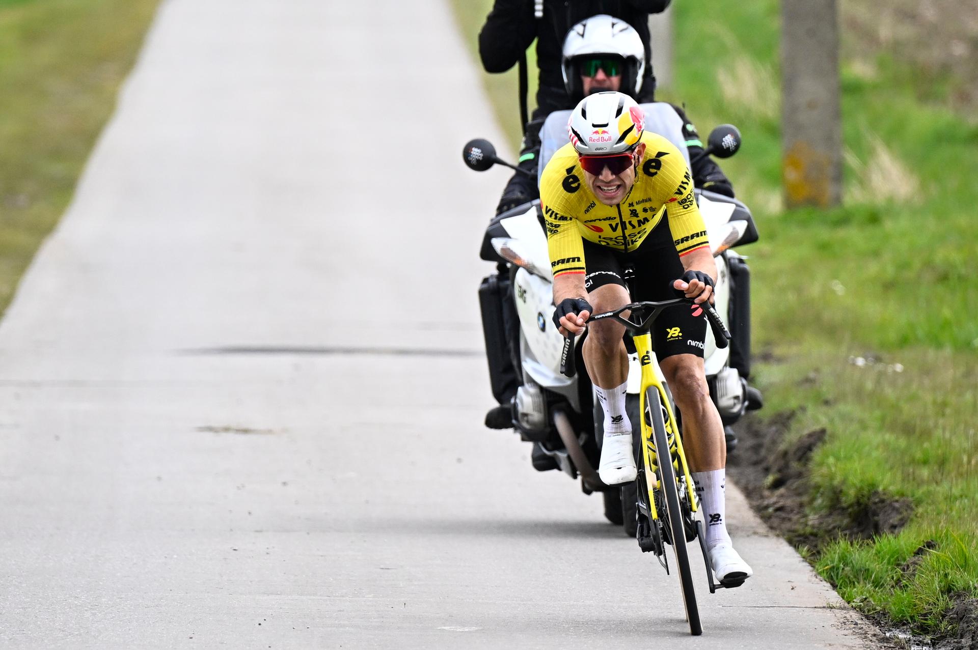 Belgian Wout van Aert of Team Visma-Lease a Bike pictured in action during the men elite race of the 'Dwars Door Vlaanderen' cycling event, 184,6km from Roeselare to Waregem, Wednesday 01 April 2026. BELGA PHOTO JASPER JACOBS