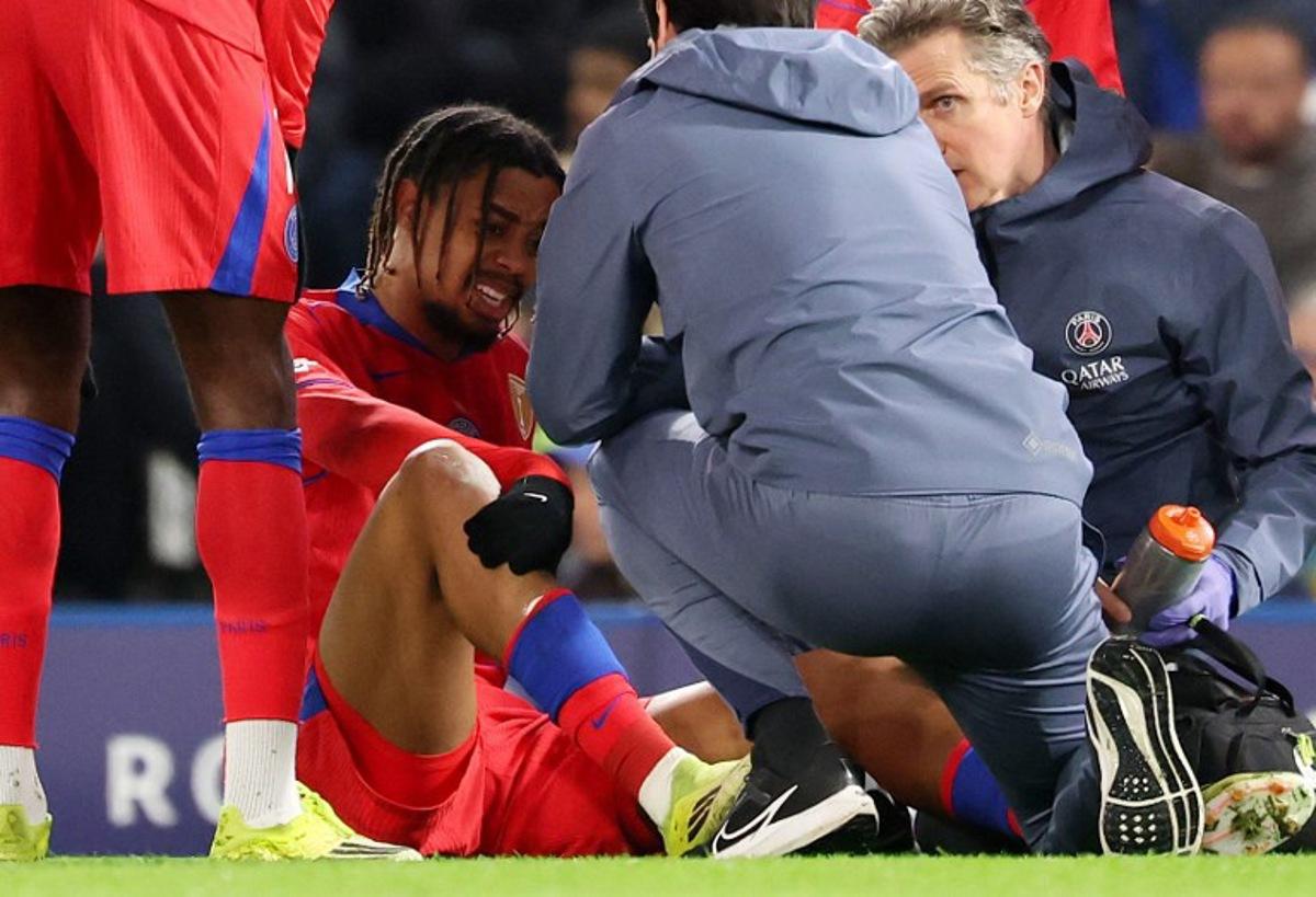 Paris Saint-Germain's French forward #29 Bradley Barcola (C) reacts during the UEFA Champions League round of 16 second leg football match between Chelsea FC and Paris Saint Germain (PSG) at Stamford Bridge, west London on March 17, 2026.  FRANCK FIFE / AFP