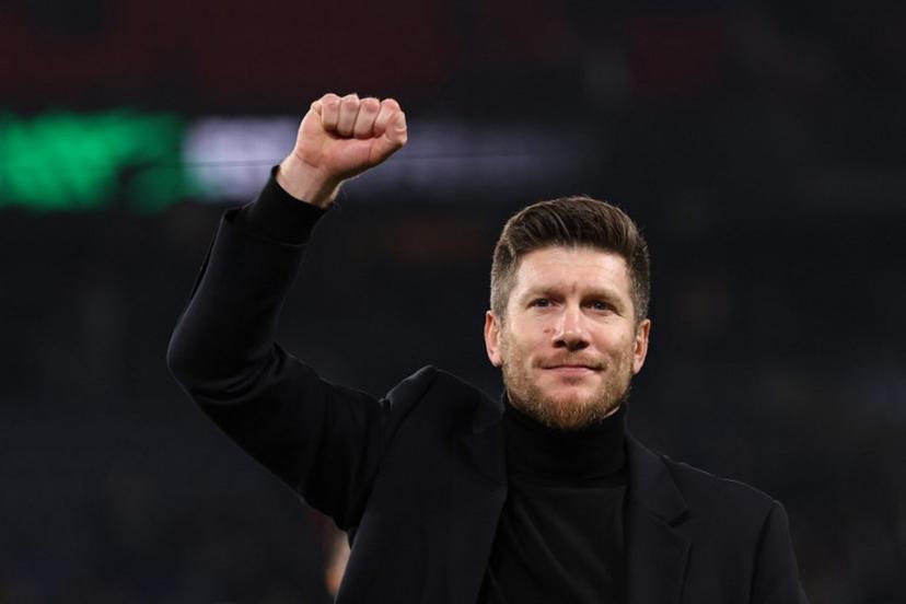 Monaco's Belgian head coach Sébastien Pocognoli celebrates after winning the French L1 football match between Paris Saint-Germain (PSG) and AS Monaco at the Parc des Princes stadium in Paris on March 6, 2026.  FRANCK FIFE / AFP