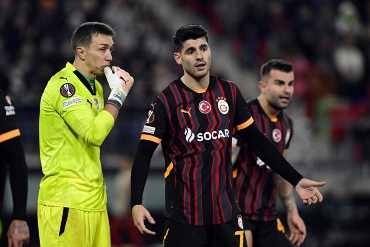 Galatasaray's Uruguayan goalkeeper #01 Fernando Muslera (L) speaks with Galatasaray's Spanish #77 Alvaro Morata during the UEFA Europa League knockout phase play-off 1st leg football match between AZ Alkmaar and Galatasaray SK at AFAS stadium in Alkmaar, on February 13, 2025.  Olaf Kraak / ANP / AFP
