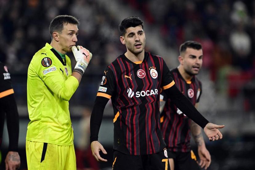 Galatasaray's Uruguayan goalkeeper #01 Fernando Muslera (L) speaks with Galatasaray's Spanish #77 Alvaro Morata during the UEFA Europa League knockout phase play-off 1st leg football match between AZ Alkmaar and Galatasaray SK at AFAS stadium in Alkmaar, on February 13, 2025.  Olaf Kraak / ANP / AFP