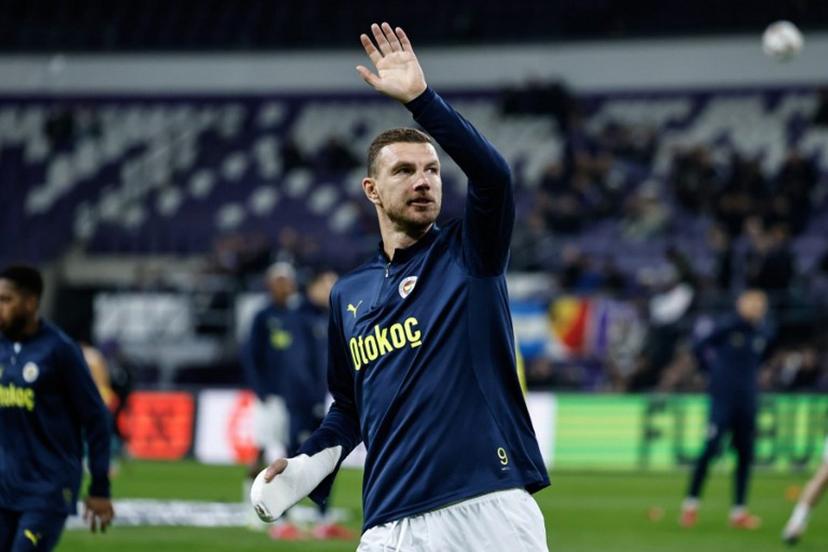 Fenerbahce's Bosnian forward #09 Edin Dzeko reacts during warm up ahead of the UEFA Europa League knockout phase play-off 2nd leg football match between Fenerbahce SK (TUR) and RSC Anderlecht (BEL) at the Lotto Park Stadium in Brussels, on February 20, 2025.  Simon Wohlfahrt / AFP