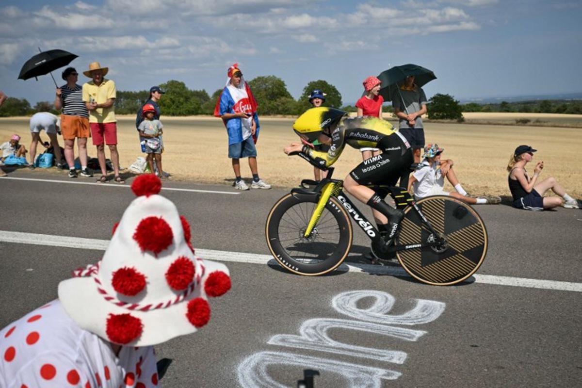 Team Visma | Lease a Bike's Canadian rider Sarah Van Dam competes during the individual time-trial in the 4th (out of 9) stage of the fifth edition of the Women's Tour de France cycling race, 21 km time trial between Gevrey-Chambertin and Dijon, eastern France on August 4, 2026.  NICOLAS TUCAT / AFP