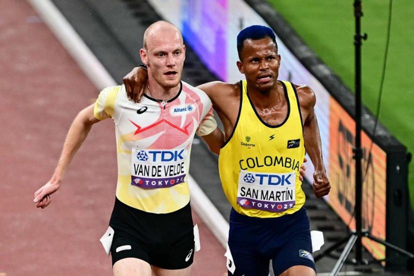 Belgium's athlete Tim Van De Velde (L) helps Colombia's Carlos San Martin as they compete in the men's 3000m steeplechase heats during the World Athletics Championships in Tokyo on September 13, 2025.  Yuichi YAMAZAKI / AFP