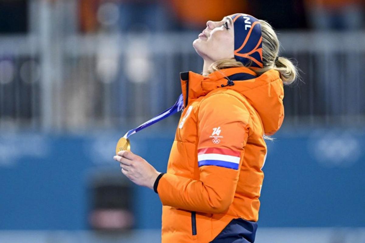 Gold medallist Netherlands' Jutta Leerdam poses on the podium at the end of the speed skating women's 1000m during the Milano Cortina 2026 Winter Olympic Games at Milano Speed Skating Stadium in Milan on February 9, 2026.  WANG Zhao / AFP