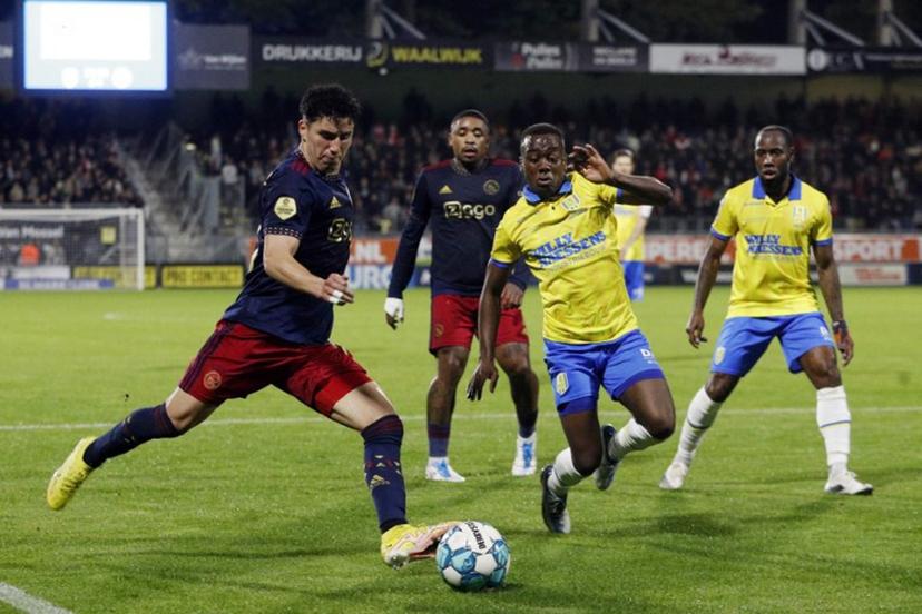 Ajax's Jorge Sanchez (L) fights for the ball with Waalwijk's Thierry Lutonda during the Dutch Eredivisie match between RKC Waalwijk and Ajax Amsterdam at the Mandemakers Stadium in Waalwijk on October 22, 2022.  Jeroen Putmans / ANP / AFP