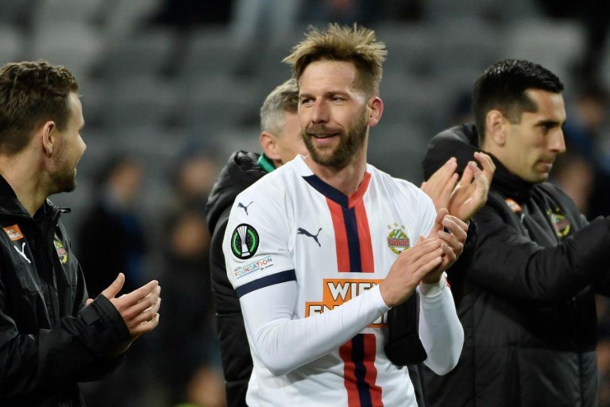 Rapid's Austrian forward #09 Guido Burgstaller (C) acknowledges applause from supporters after the quarter-final Conference League football match 1 of 2, between Djurgarden and SK Rapid Vienna in Stockholm on April 10, 2025. Burgstaller returns to his team following a fractured skull sustained in an attack by an unidentified man in December 2024. Axel NARVING / TT NEWS AGENCY / AFP
