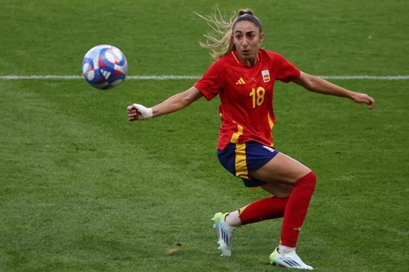 Spain's defender #18 Olga Carmona controls the ball in the women's group C football match between Spain and Nigeria during the Paris 2024 Olympic Games at the La Beaujoire Stadium in Nantes on July 28, 2024.  ROMAIN PERROCHEAU / AFP