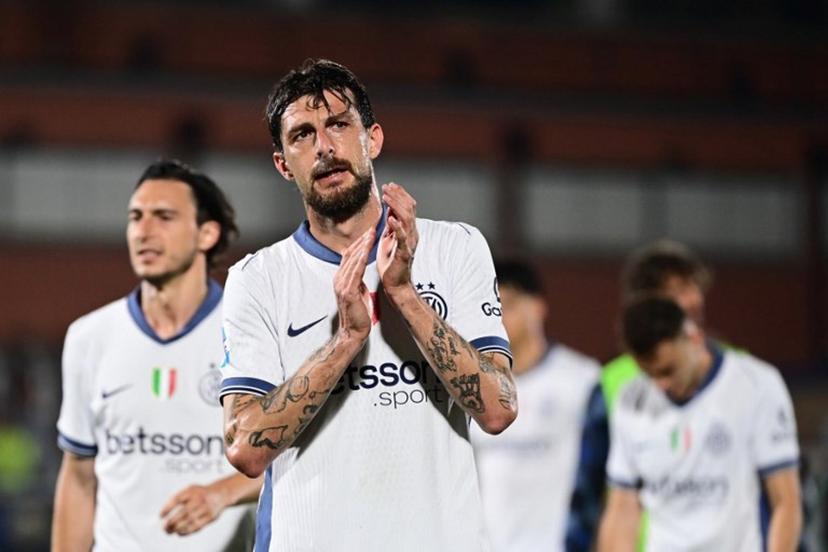 Inter Milan's Italian defender #15 Francesco Acerbi reacts after winning the match and to their second place in the Italian championship, following the Italian Serie A football match between Como 1907 and Inter Milan at the Giuseppe-Sinigaglia Stadium in Como, on May 23, 2025.  PIERO CRUCIATTI / AFP