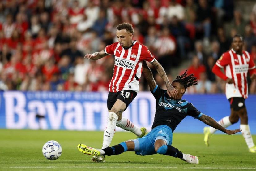 PSV's Dutch forward #07 Noa lang (L) fights for the ball with Heracles' Dutch defender #02 Mimeirhel Benita during the Dutch Eredivisie football match between PSV Eindhoven and Heracles Almelo at the Phillips Stadium in Eindhoven on May 14, 2025.  Koen van Weel / ANP / AFP