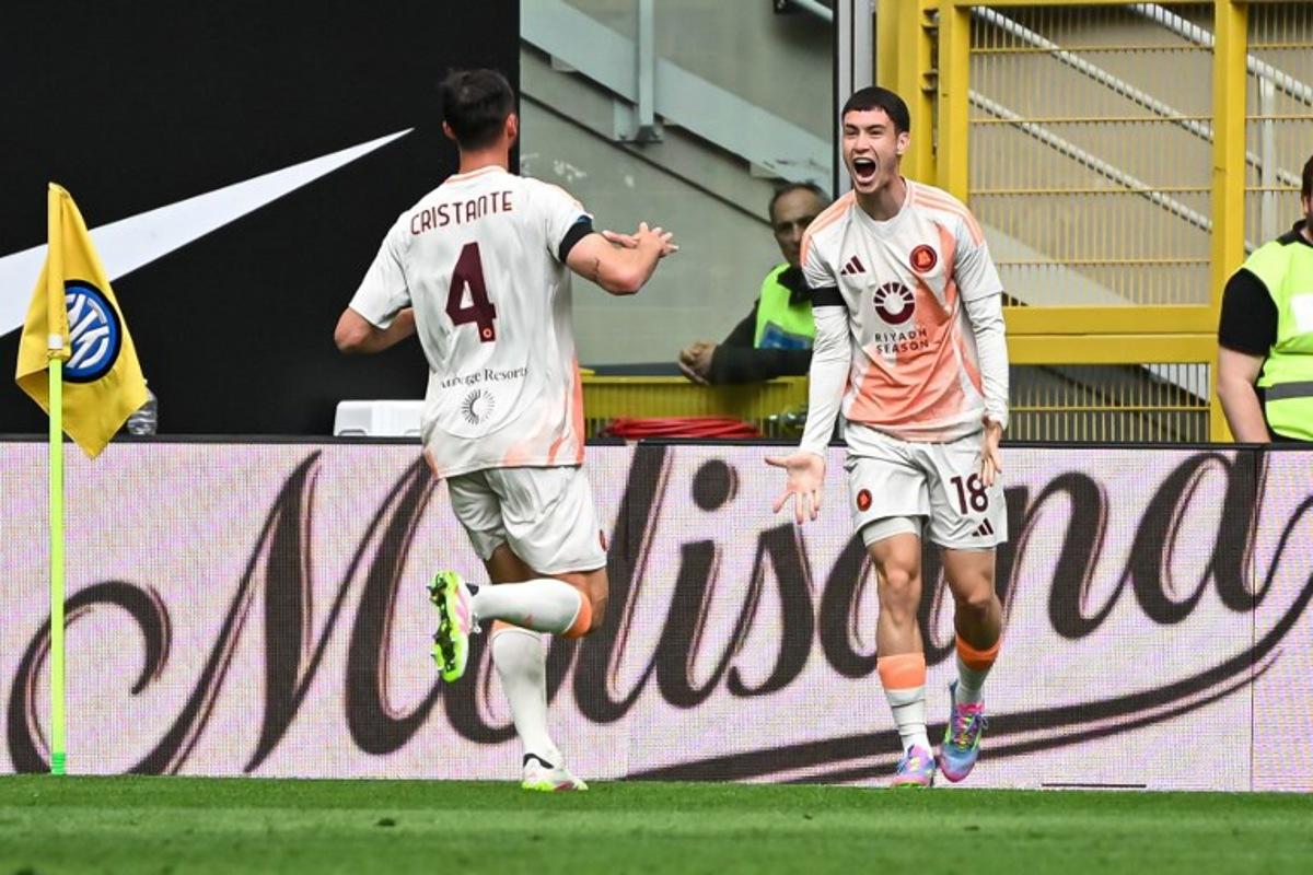 Roma's Argentinian forward #18 Matías Soule (R) celebrates with a teammate after scoring his team first goal during the Italian Serie A football match between Inter Milan and Roma at the San Siro stadium in Milan on April 27, 2025.  Piero CRUCIATTI / AFP