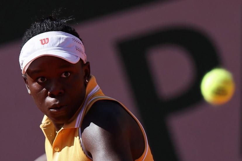 Canada's Victoria Mboko eyes the ball as she plays against China's Zheng Qinwen during their women's singles match on day 6 of the French Open tennis tournament on Court Simonne-Mathieu at the Roland-Garros Complex in Paris on May 30, 2025.  ALAIN JOCARD / AFP