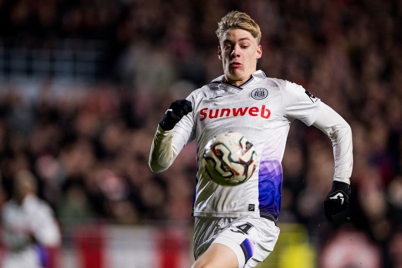 Anderlecht's Nathan De Cat pictured in action during a soccer match between Royal Antwerp FC and RSC Anderlecht, Sunday 21 December 2025 in Antwerp, on day 19 of the 2025-2026 'Jupiler Pro League' first division of the Belgian championship. BELGA PHOTO JASPER JACOBS