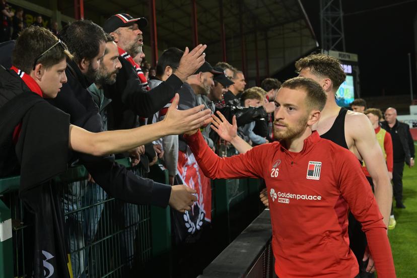 Rwdm's players greet the public after a soccer game between KV Kortrijk and RWDM Brussels, Friday 17 April 2026 in Kortrijk, on day 34 of the 2025-2026 'Challenger Pro League' 1B second division of the Belgian championship. BELGA PHOTO DAVID PINTENS