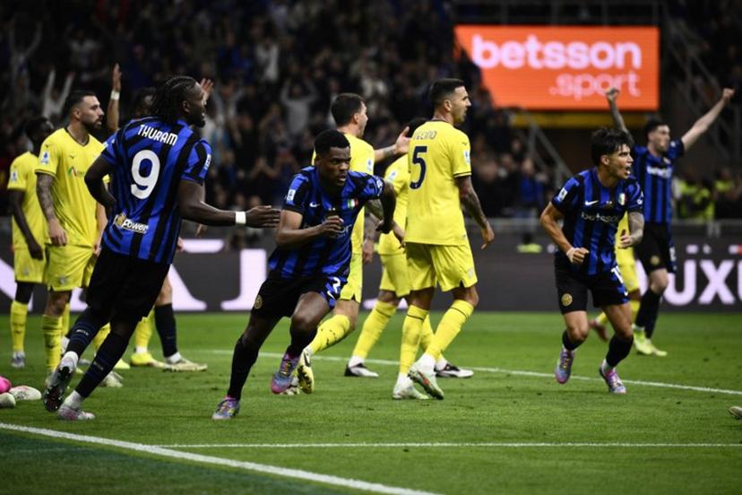 Inter Milan's Dutch defender #02 Denzel Dumfries celebrates scoring his team's second goal during the Italian Serie A football match between Inter Milan and Lazio at San Siro stadium in Milan, on May 18, 2025.  Nicolo Campo / AFP