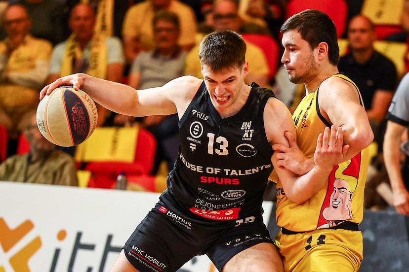Kortrijk's Niels De Ridder and Oostende's Simon Buysse fight for the ball during a basketball match between BC Oostende and Spurs Kortrijk, Thursday 22 May 2025 in Oostende, the second leg of the best-of-5 semi-finals in the playoffs of the 'BNXT League' Belgian/ Dutch first division basket championship. BELGA PHOTO DAVID PINTENS