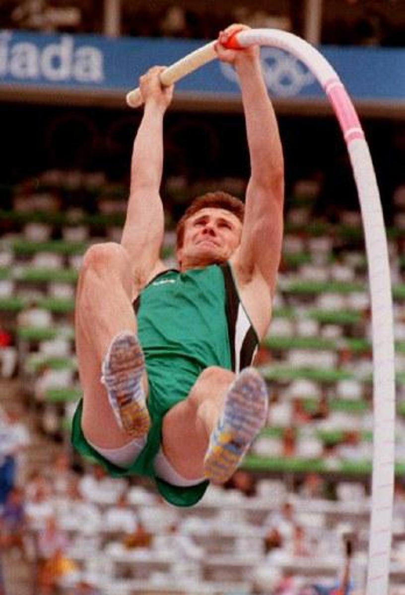 The Unified Team's Sergei Bubka competes in the pole vault qualifying round 05 August 1992 during the '92 Barcelona Olympic Games. Bubka, the current world record holder, vaulted 5.5 meters on his first attempt.