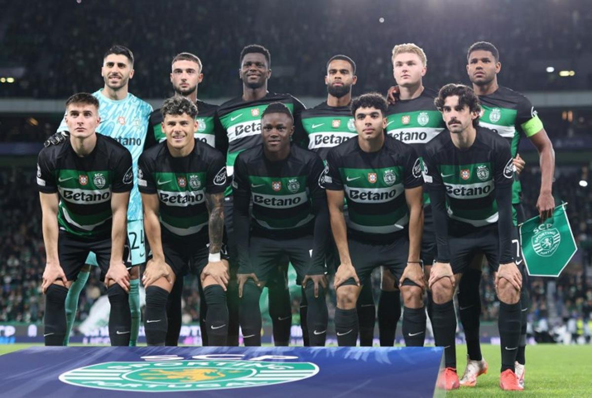 Sporting's players pose prior the UEFA Champions League knockout phase play-off football match between Sporting CP and BVB Borussia Dortmund at Alvalade stadium in Lisbon on February 11, 2025.  FILIPE AMORIM / AFP