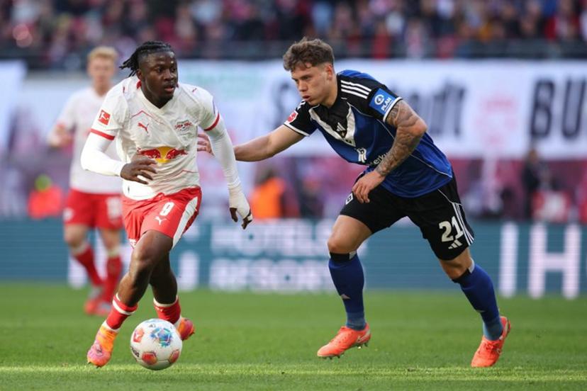 Leipzig's Belgian forward #09 Johan Bakayoko (L) and Hamburg's German midfielder #21 Nicolai Remberg vie for the ball during the German first division Bundesliga football match RB Leipzig v Hamburg SV in Leipzig, eastern Germany on October 18, 2025.  Ronny HARTMANN / AFP