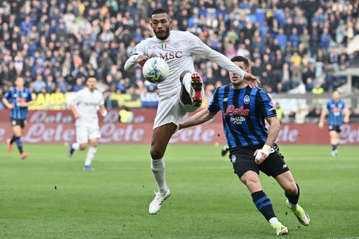 Napoli's Brazilian defender #5 Juan Jesus (L) fights for the ball with Atalanta's Montenegrin forward #90 Nikola Krstovic during the Italian Serie A football match between Atalanta and Napoli at New Balance Arena in Bergamo on February 22, 2026.  Isabella BONOTTO / AFP