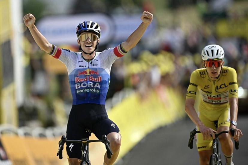 Red Bull - BORA - hansgrohe team's Belgian rider Remco Evenepoel cycles to the finish line to win ahead of UAE Team Emirates - XRG's Slovenian rider Tadej Pogacar (R) during the 15th stage of the 113th edition of the Tour de France cycling race, 183,9 km between Champagnole and Plateau de Solaison in the Jura mountains, on July 19, 2026.  Loic VENANCE / AFP