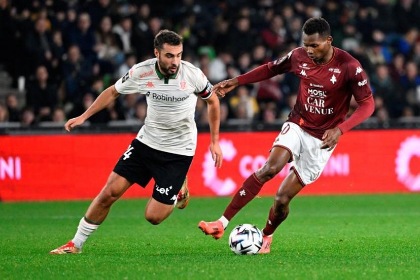 Nice's Belgian midfielder #24 Charles Vanhoutte (L) fights for the ball with Metz's Senegalese forward #30 Habib Diallo during the French L1 football match between FC Metz and OGC Nice at Saint-Symphorien Stadium in Longeville-les-Metz, north-eastern France on November 9, 2025.  Jean-Christophe VERHAEGEN / AFP