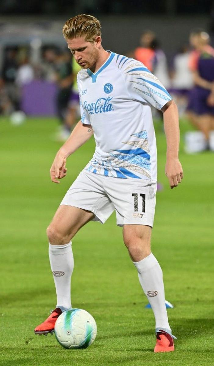 Napoli's Belgian midfielder #11 Kevin De Bruyne warms up during the Italian Serie A football match between ACF Fiorentina and Napoli at Artemio Franchi stadium, in Florence, on September 13, 2025.  Alberto PIZZOLI / AFP