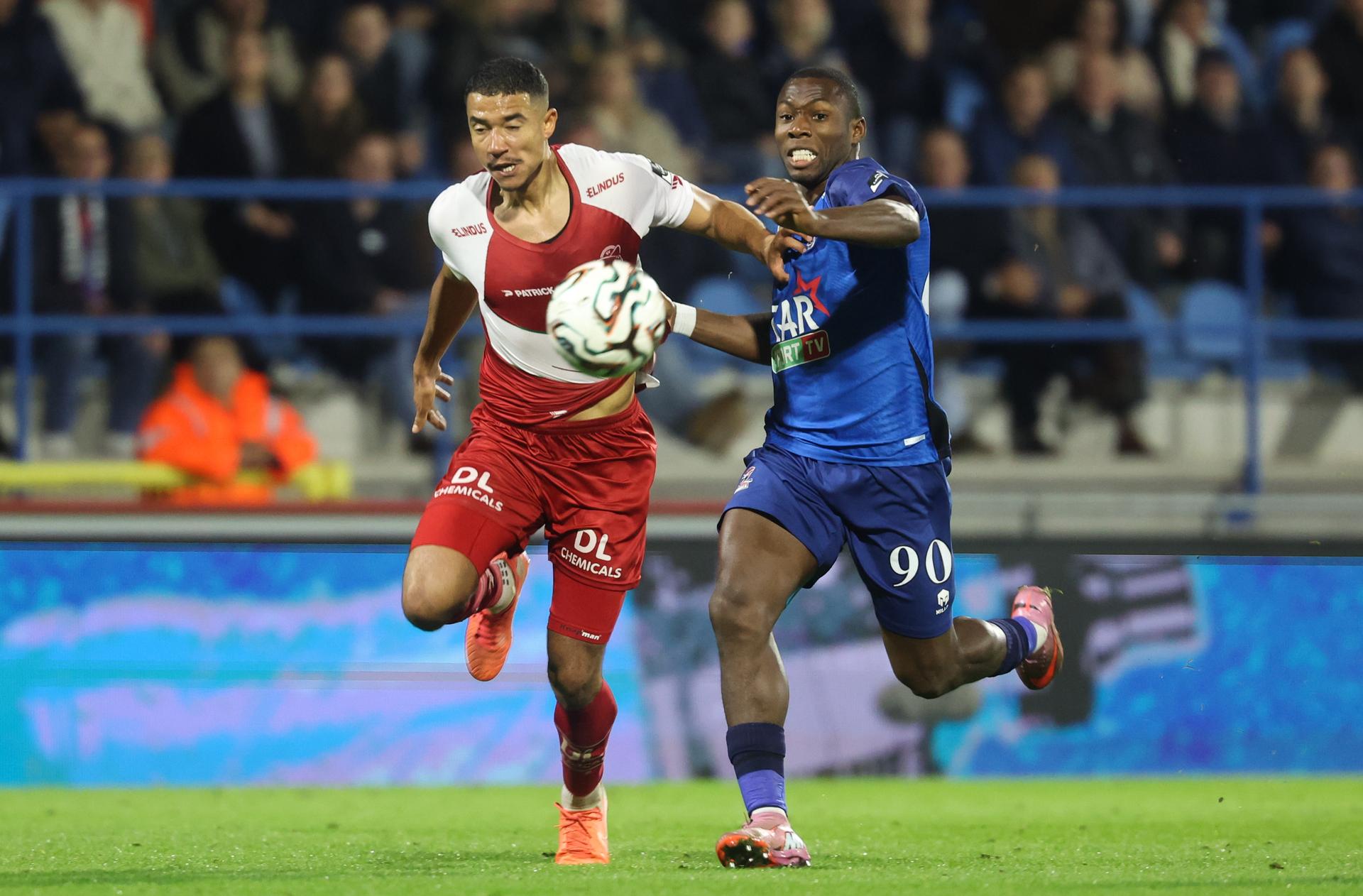 Essevee's Laurent Lemoine and Dender's Mohamed Berte fight for the ball during a soccer match between FCV Dender EH and Zulte Waregem, Friday 07 November 2025 in Denderleeuw, on day 14 of the 2025-2026 'Jupiler Pro League' first division of the Belgian championship. BELGA PHOTO VIRGINIE LEFOUR