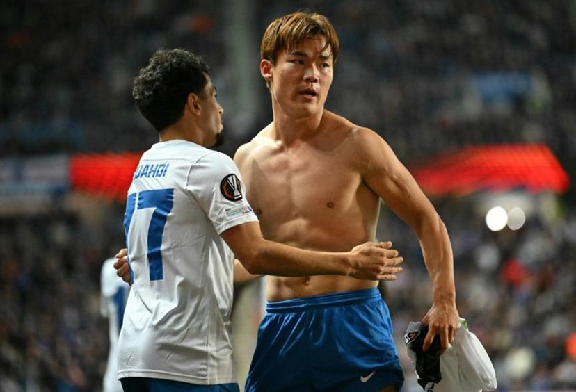 KRC Genk's South Korean striker #09 Hyeon-Gyu Oh celebrates scoring the opening goal during the UEFA Europa League, league stage football match between Rangers and Genk at the Ibrox Stadium in Glasgow on September 25, 2025.  ANDY BUCHANAN / AFP