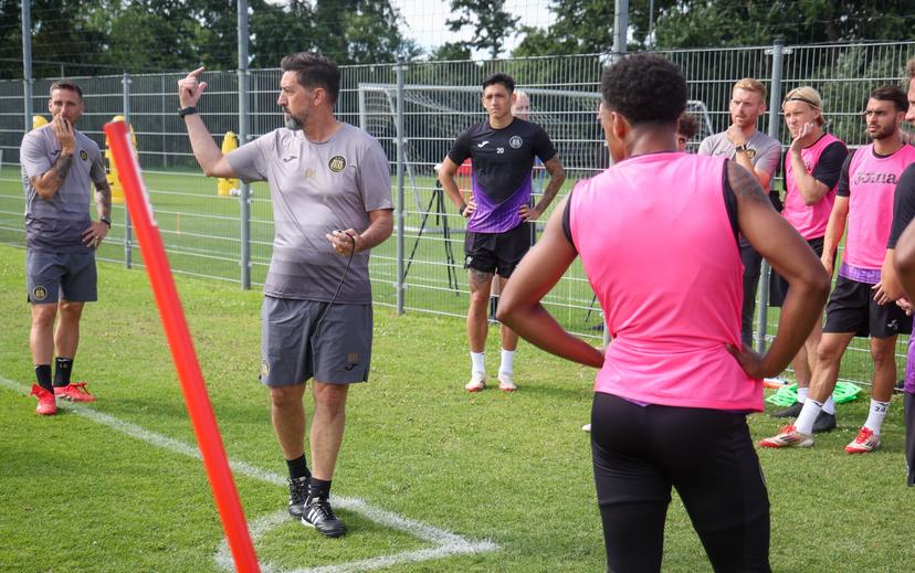 Anderlecht's head coach Besnik Hasi talks to his players during a training session of Belgian soccer team RSC Anderlecht, during their summer camp in Renesse, the Netherlands on Friday 11 July 2025. The team is preparing for the upcoming 2025-2026 first division season. BELGA PHOTO VIRGINIE LEFOUR