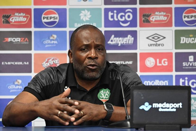Suriname's head coach Stanley Menzo speaks during a press conference at Manuel Felipe Carrera stadium in Guatemala City on November 17, 2025, ahead of the FIFA World Cup 2026 qualifier football match against Guatemala.  JOHAN ORDONEZ / AFP