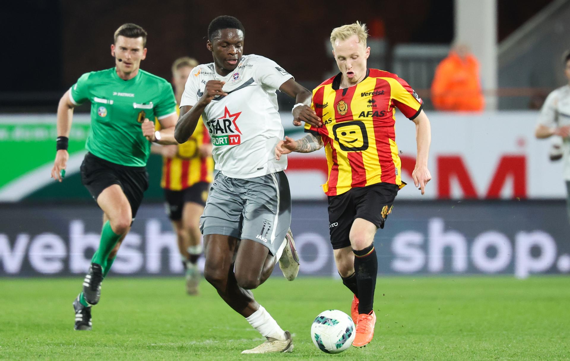 Dender's Noah Mbamba and Mechelen's Patrick Pflucke fight for the ball during a soccer match between KV Mechelen and FCV Dender EH, Friday 04 April 2025 in Mechelen, on day 2 (out of 10) of the Europe Play-offs of the 2024-2025 'Jupiler Pro League' first division of the Belgian championship. BELGA PHOTO VIRGINIE LEFOUR