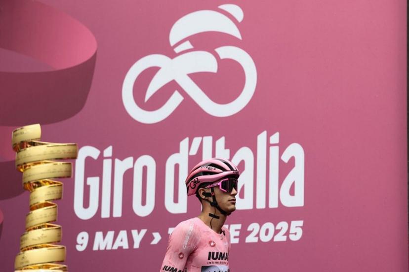 del UAE Team Emirates XRG's Mexican rider Isaac Del Toro arrives for the start of the  17th stage of the 108th Giro d'Italia cycling race, 155kms from San Michele all'Adige to Bormio, on May 28, 2025.  Luca Bettini / AFP