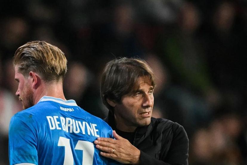 Napoli's Italian coach Antonio Conte (R) congratulates Napoli's Belgian midfielder #11 Kevin De Bruyne as he leaves the pitch during the UEFA Champions League, league phase football match between PSV Eindhoven and Napoli at the Philips Stadium, in Eindhoven, on October 21, 2025.  NICOLAS TUCAT / AFP