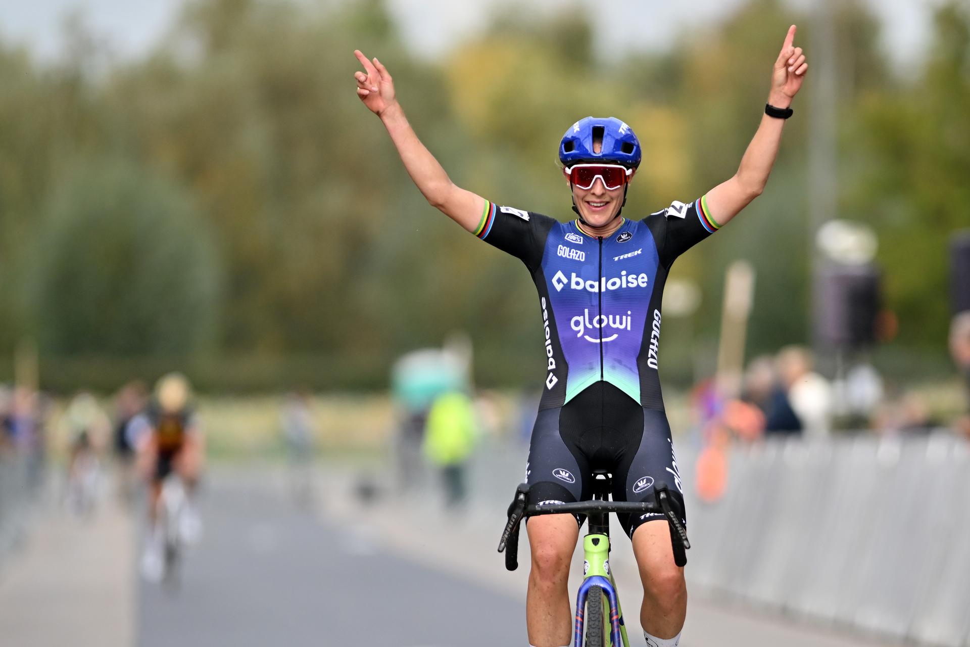 Dutch Lucinda Brand celebrates as he crosses the finish line to win the women's elite race of the 'Kermiscross' cyclocross cycling event in Ardooie, Thursday 16 October 2025. BELGA PHOTO LUC CLAESSEN