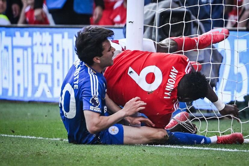 Nottingham Forest's Nigerian striker #09 Taiwo Awoniyi (C) and Leicester City's Argentinian midfielder #40 Facundo Buonanotte (L) collide in the post of the goal during the English Premier League football match between Nottingham Forest and Leicester City at The City Ground in Nottingham, central England, on May 11, 2025.  JUSTIN TALLIS / AFP