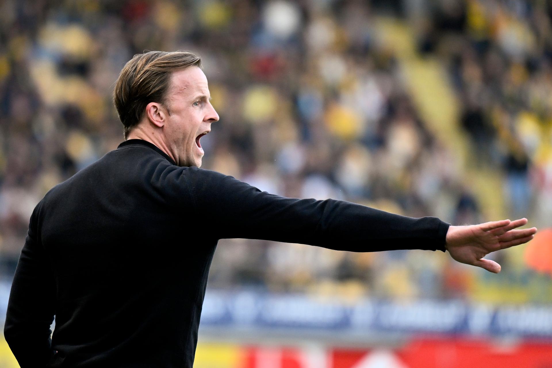 Standard's head coach Vincent Euvrard reacts during a soccer match between Sint-Truidense V.V. and Standard de Liege, Sunday 09 November 2025 in Sint-Truiden, on day 14 of the 2025-2026 'Jupiler Pro League' first division of the Belgian championship. BELGA PHOTO JOHAN EYCKENS