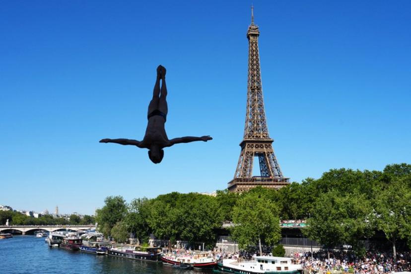 Belgium's diver Lander Roels competes in round 4 of the men's 20m high diving event during the LEN European Aquatics Championships, at the Seine River in Paris on August 8, 2026.  Dimitar DILKOFF / AFP
