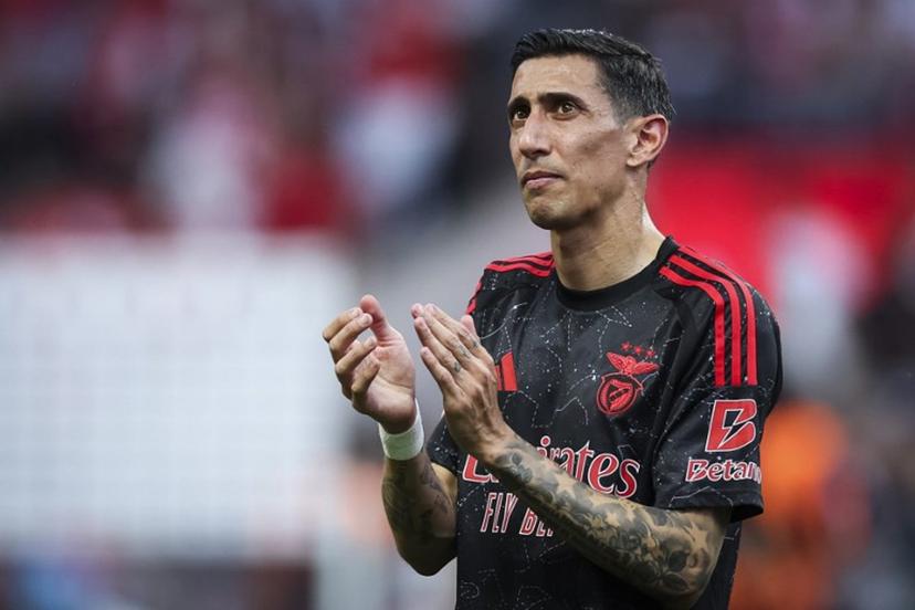 Benfica's Argentinian forward #11 Angel Di Maria applauds at the end of the Portuguese League football match between SC Braga and SL Benfica at Municipal stadium in Braga, on May 17, 2025.  CARLOS COSTA / AFP