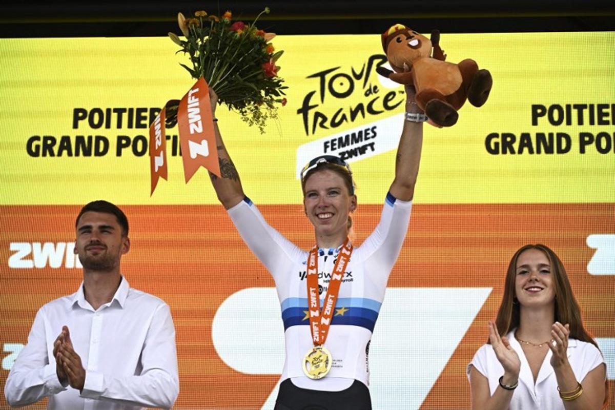 Team SD Worx - Protime's Dutch rider Lorena Wiebes celebrates on the podium after winning the 4th stage (out of 9) of the fourth edition of the Women's Tour de France cycling race, 130.7 km from Saumur to Poitiers, in Poitiers, western France on July 29, 2025.  JULIEN DE ROSA / AFP
