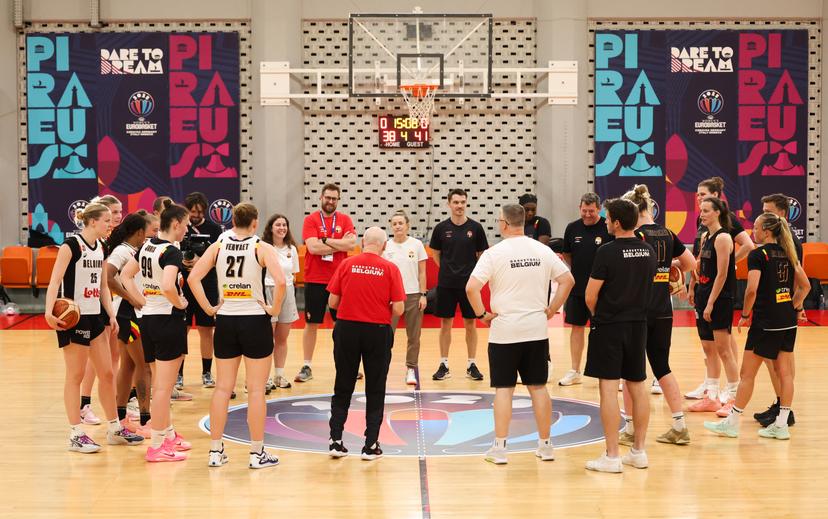 Belgium's head coach Mike Thibault talks to his players after a training session of Belgian national basketball team 'the Belgian Cats' on Tuesday 24 June 2025 in Piraeus, Greece. The team is preparing for tomorrow's game against Germany, in the quarterfinals of the FIBA Women's EuroBasket 2025. BELGA PHOTO VIRGINIE LEFOUR
