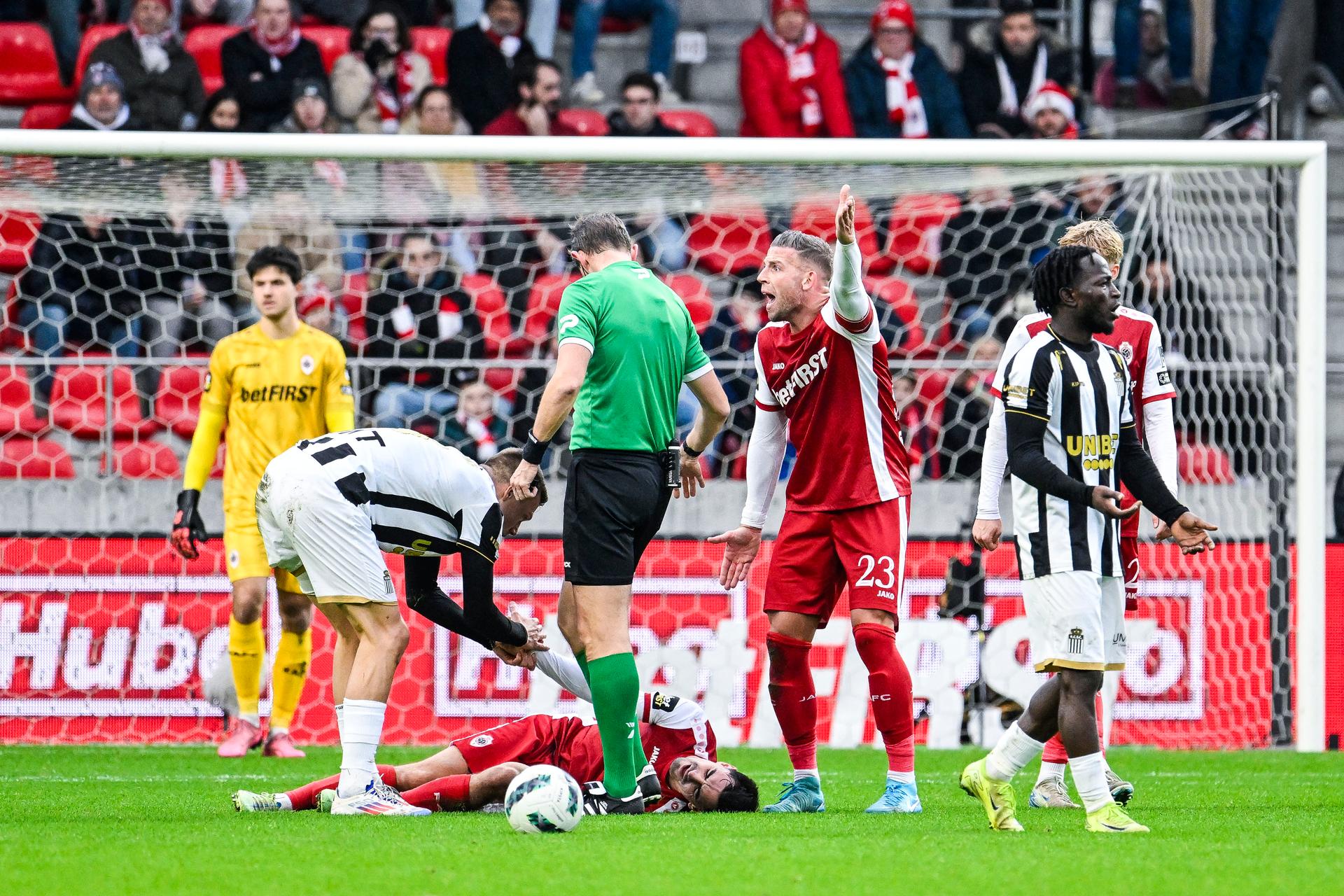 referee Jan Boterberg and Antwerp's Toby Alderweireld pictured during a soccer match between Royal Antwerp FC and Sporting Charleroi, Sunday 08 December 2024 in Antwerp, on day 17 of the 2024-2025 season of the 'Jupiler Pro League' first division of the Belgian championship. BELGA PHOTO TOM GOYVAERTS