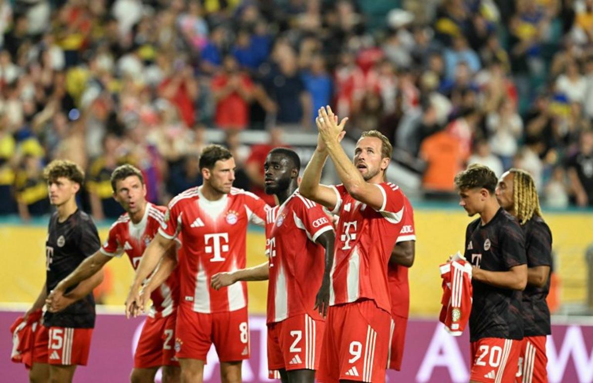 Bayern Munich's English forward #09 Harry Kane (R) and his teammates wave to the fans following the end of the FIFA Club World Cup 2025 Group C soccer match between Germany's Bayern Munich and Argentina's Boca Juniors at the Hard Rock Stadium in Miami on June 20, 2025.  PATRICIA DE MELO MOREIRA / AFP