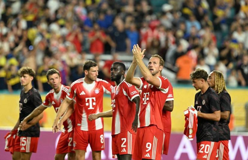 Bayern Munich's English forward #09 Harry Kane (R) and his teammates wave to the fans following the end of the FIFA Club World Cup 2025 Group C soccer match between Germany's Bayern Munich and Argentina's Boca Juniors at the Hard Rock Stadium in Miami on June 20, 2025.  PATRICIA DE MELO MOREIRA / AFP