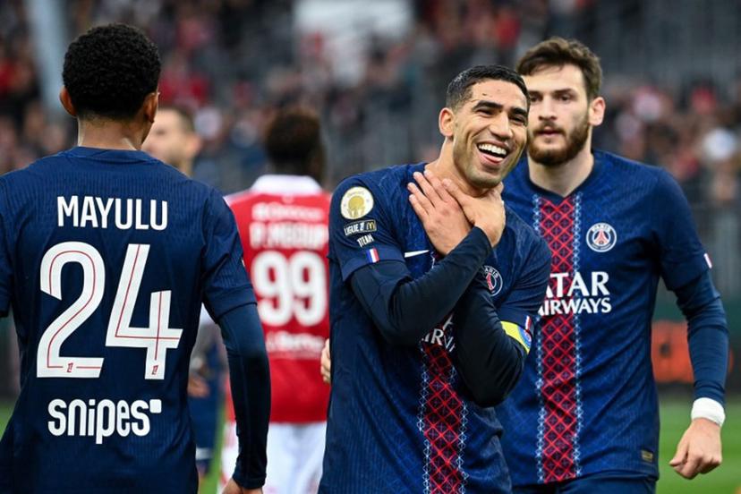 Paris Saint-Germain's Moroccan defender #02 Achraf Hakimi (C) celebrates after scoring his team's first goal during the French L1 football match between Stade Brestois 29 (Brest) and Paris Saint-Germain (PSG) at the Stade Francis-Le-Ble in Brest, western France, on October 25, 2025.  JEAN-FRANCOIS MONIER / AFP
