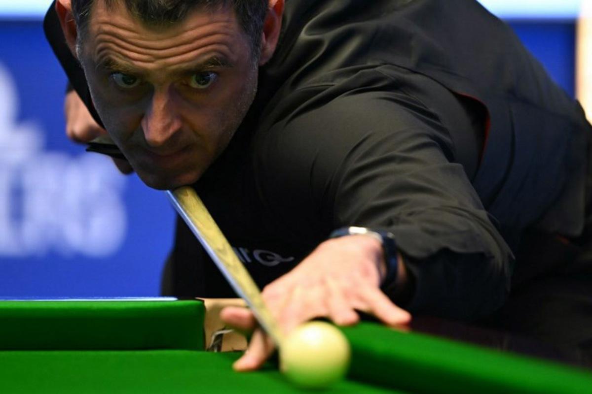 England's Ronnie O'Sullivan plays a shot during the Masters snooker tournament final against England's Ali Carter at Alexandra Palace in London on January 14, 2024.  JUSTIN TALLIS / AFP