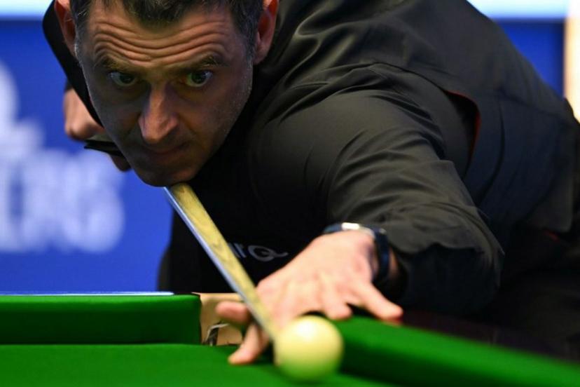 England's Ronnie O'Sullivan plays a shot during the Masters snooker tournament final against England's Ali Carter at Alexandra Palace in London on January 14, 2024.  JUSTIN TALLIS / AFP