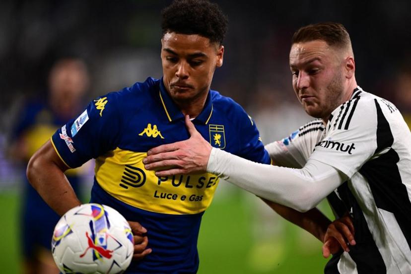 Genoa's Belgian midfielder #04 Koni de Winter (L) fights for the ball with Juventus' Dutch midfielder #08 Teun Koopmeiners during the  Italian Serie A football match between Juventus and Genoa at the Allianz Stadium in Turin, on March 29, 2025.  MARCO BERTORELLO / AFP