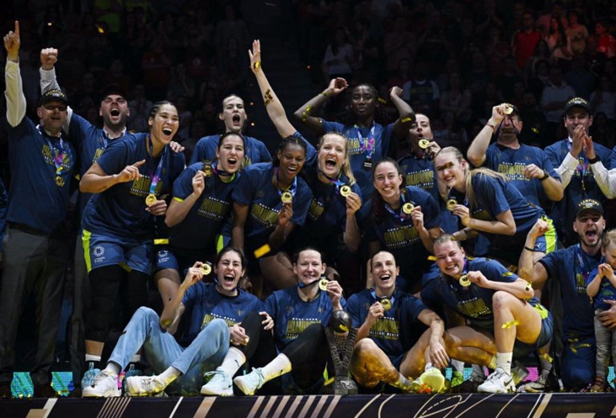 Prague's players pose with their trophy after winning the Euroleague Women's final basketball match between CIMSA CBK Mersin and ZVVZ USK Prague at the Pabellon Principe Felipe arena in Zaragoza on April 13, 2025.  JAVIER SORIANO / AFP